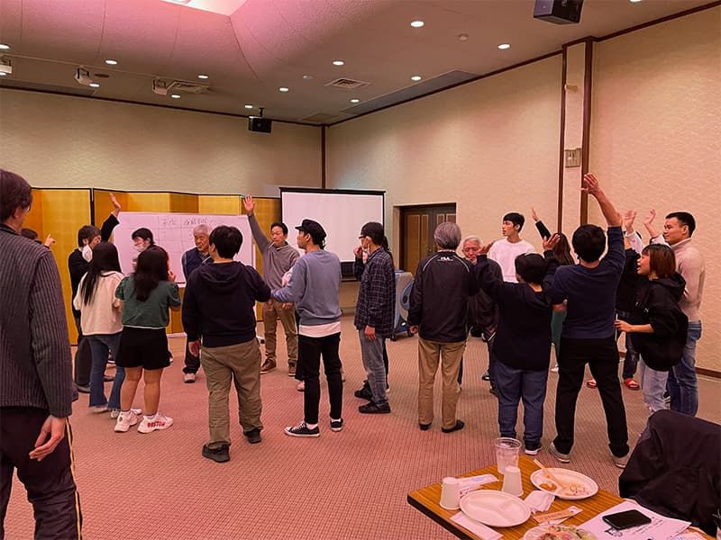 株式会社末広の忘年会の様子。交流を深める社内イベント