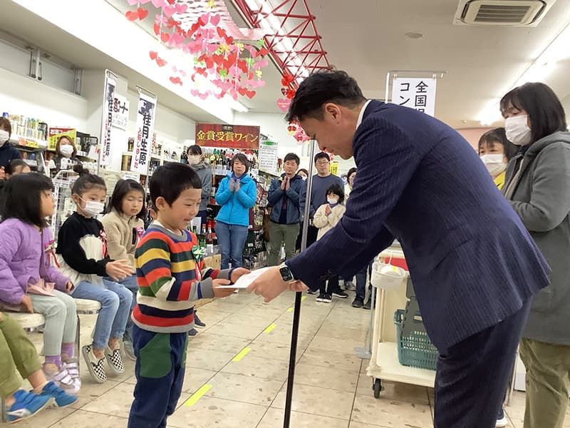 株式会社末広が地域イベントで子どもたちと交流する様子。地域に根ざしたスーパーの取り組み