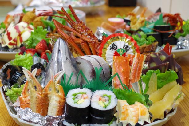 皿鉢料理の魅力はなんといっても 大きなお皿に盛りつけられることじゃないでしょうか 株式会社末広 皿鉢料理の魅力はなんといっても 大きなお皿に盛りつけられることじゃないでしょうか 株式会社末広